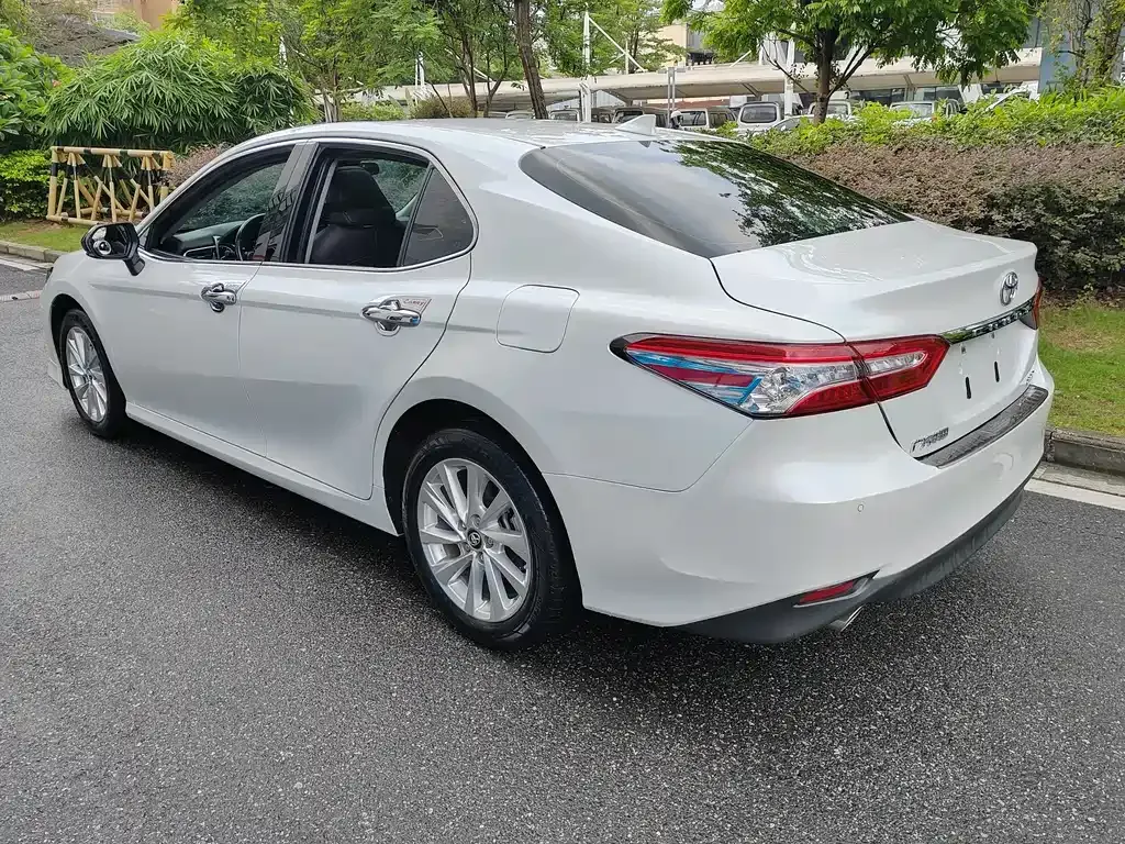 Toyota Camry — фото 2