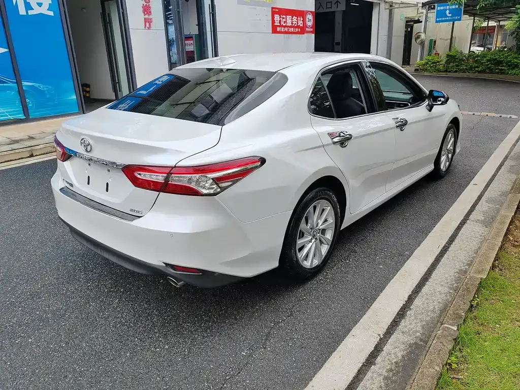 Toyota Camry — фото 5