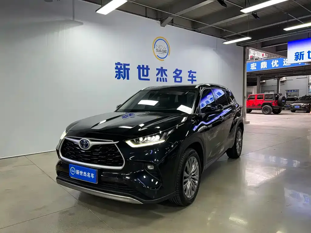 Toyota Highlander — фото 1