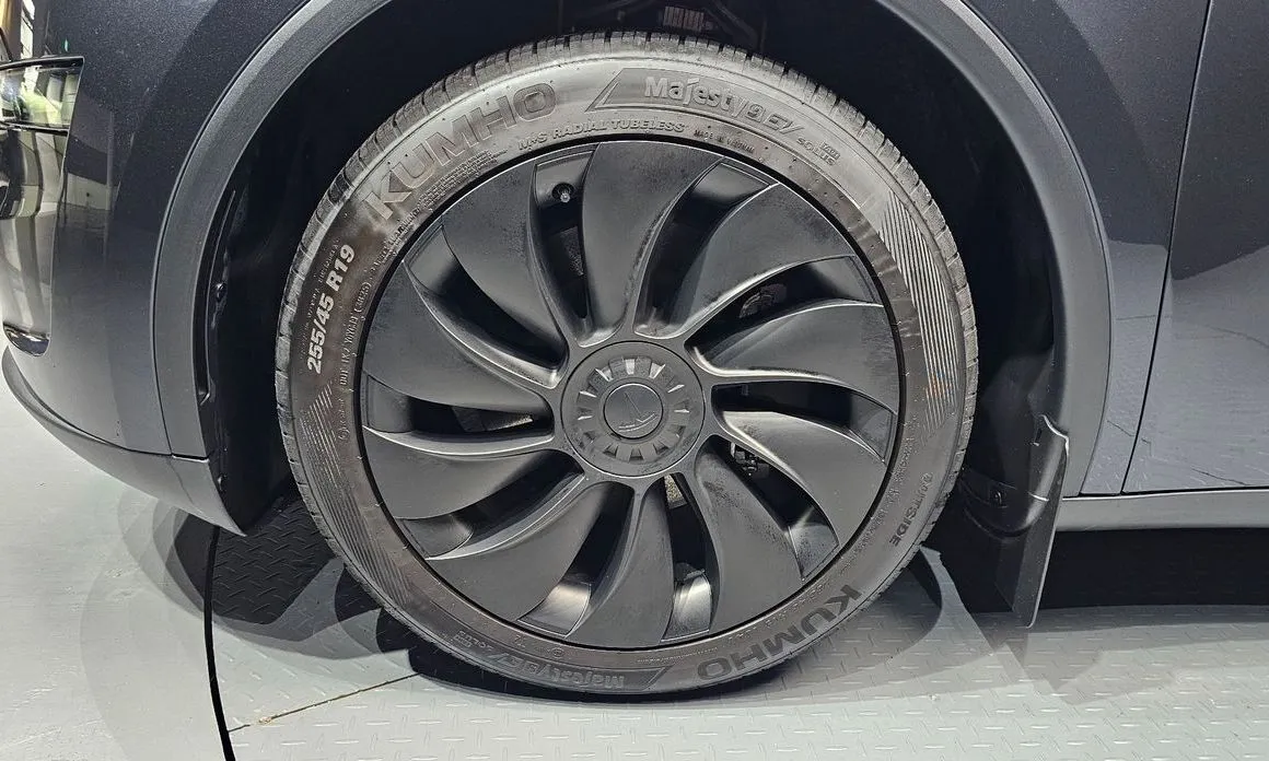 Tesla Model Y — фото 10