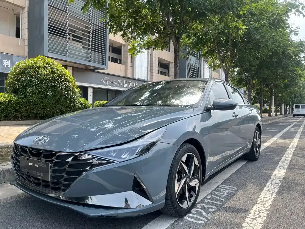 Hyundai Elantra — фото 1