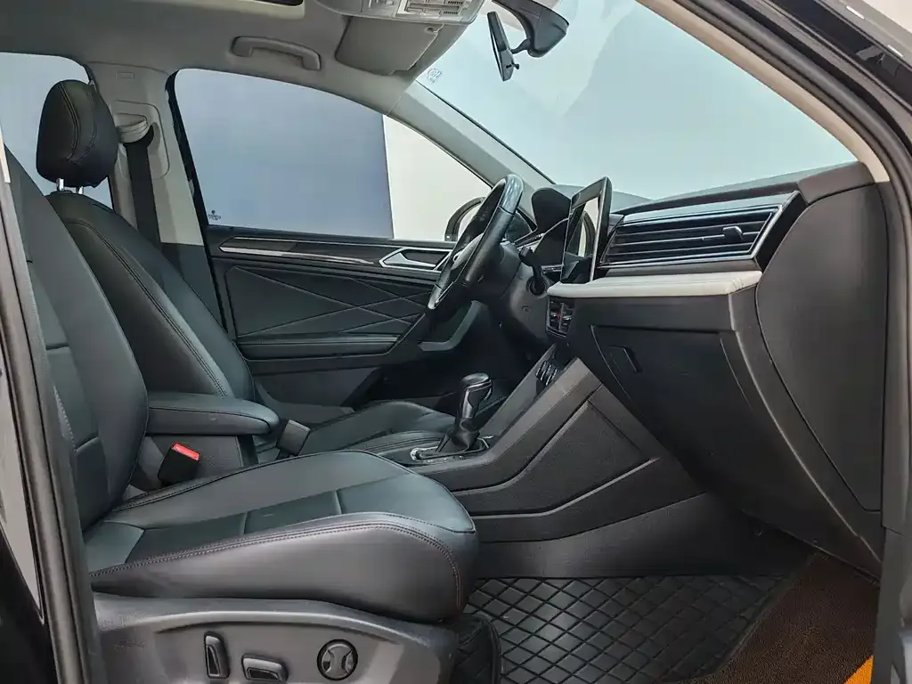 Volkswagen Tiguan L — фото 9