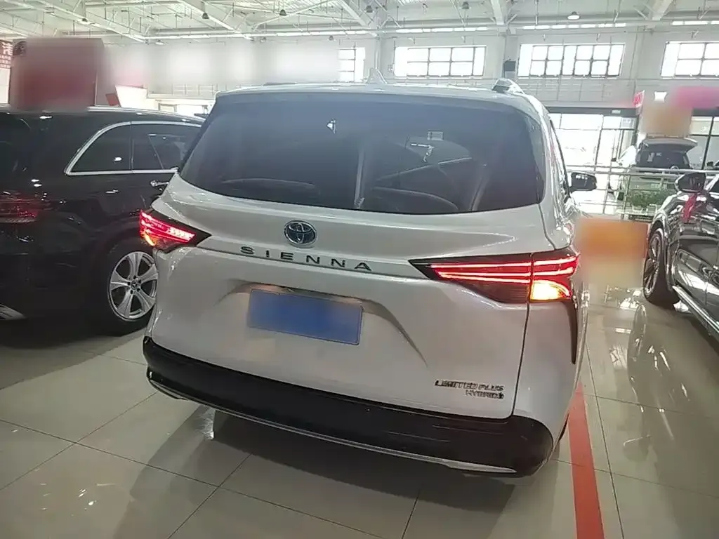 Toyota Sienna — фото 4