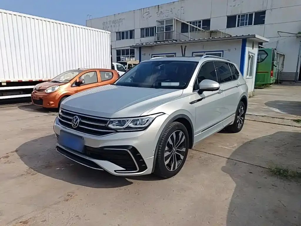 Volkswagen Tiguan L — фото 1