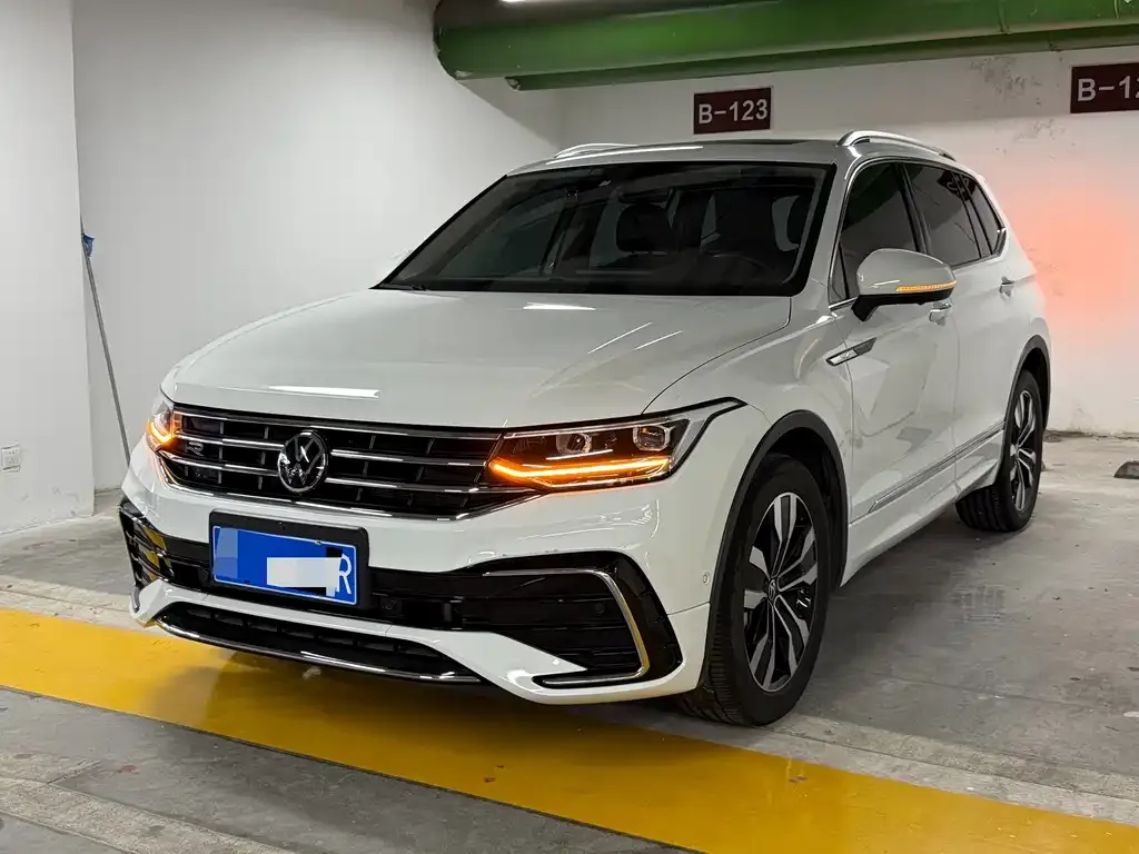 Volkswagen Tiguan L — фото 1