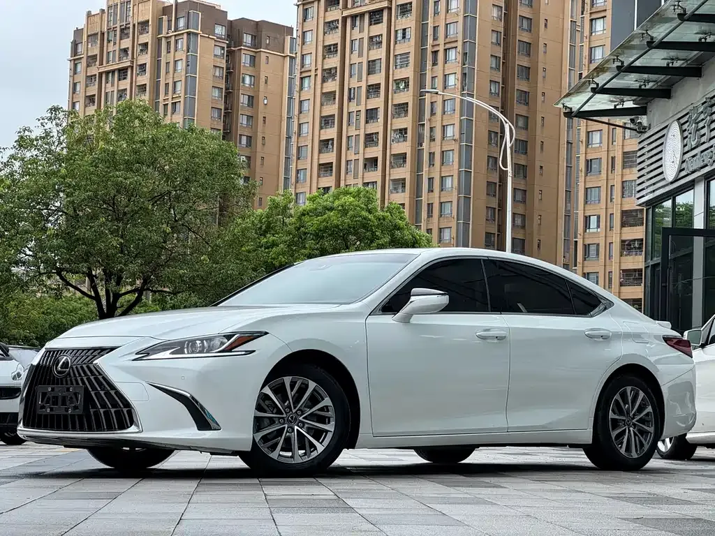 Lexus ES — фото 1