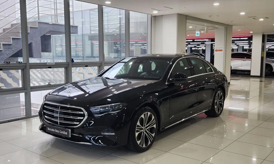 Mercedes-Benz E-Class E350e 4MATIC 1