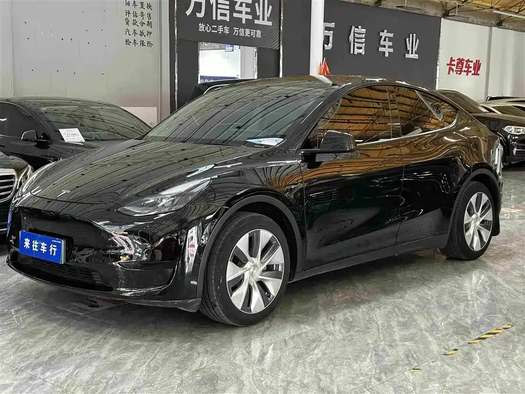 Tesla Model Y — фото 1