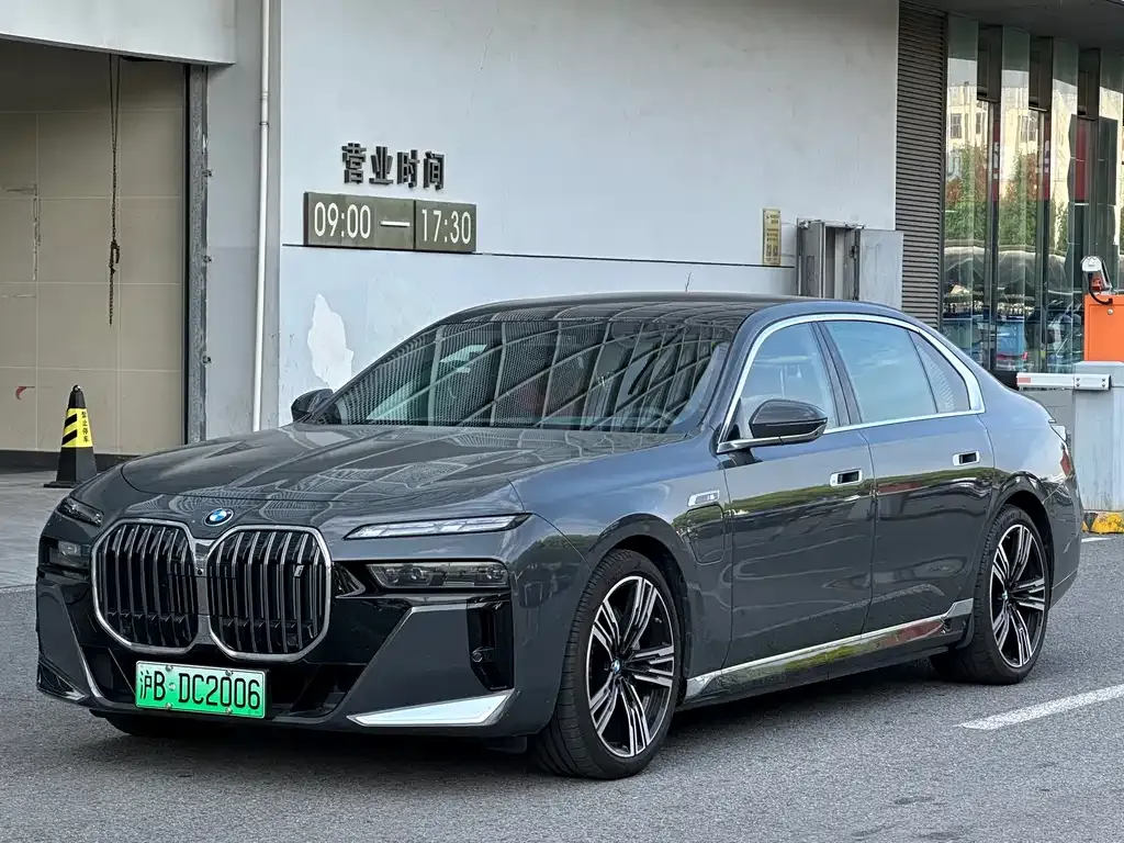 BMW i7 — фото 1