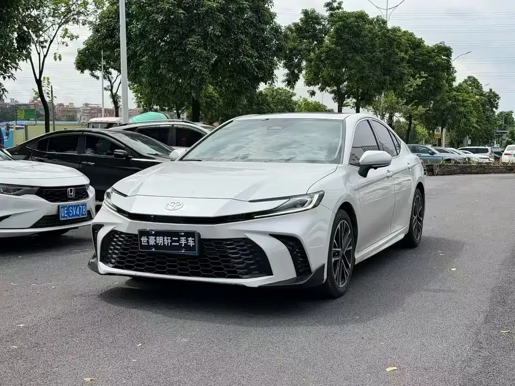 Toyota Camry — фото 1