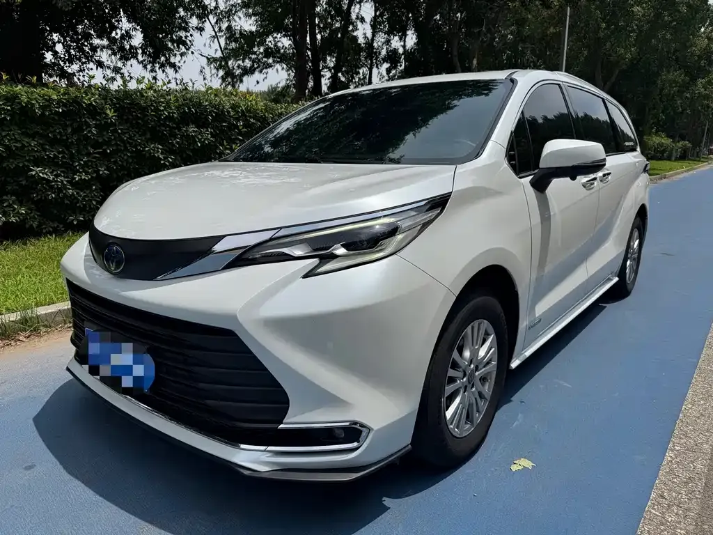 Toyota Sienna — фото 1