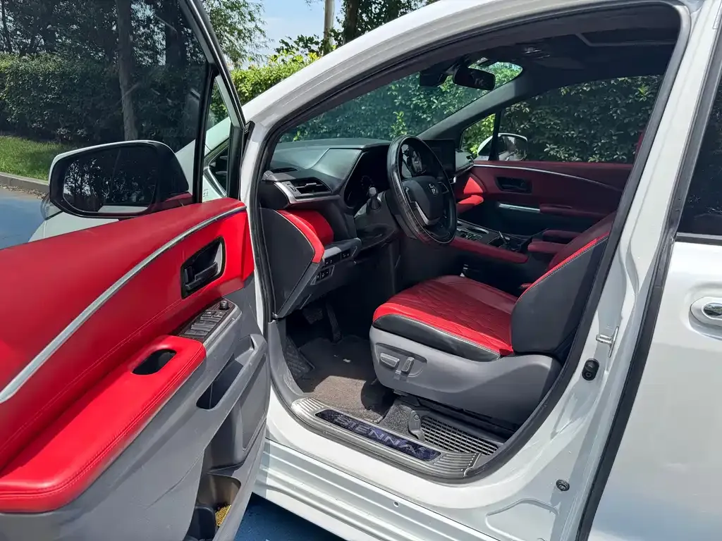 Toyota Sienna — фото 4