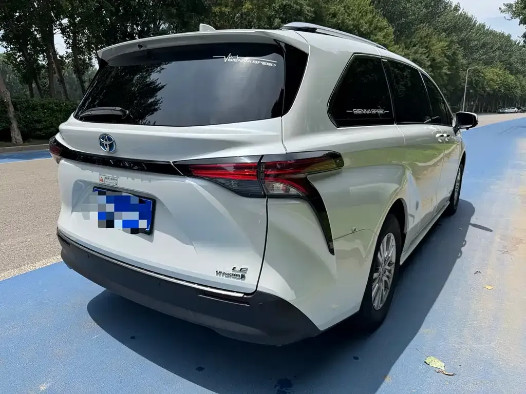 Toyota Sienna — фото 2