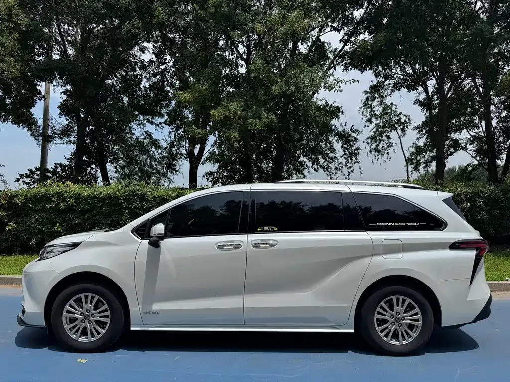Toyota Sienna — фото 9
