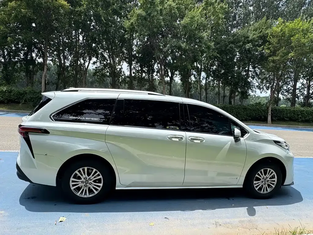 Toyota Sienna — фото 10