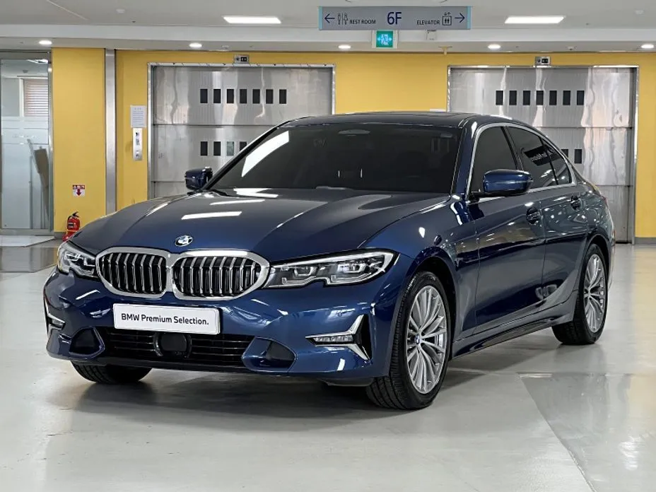 BMW 3-Series 320i Luxury 1