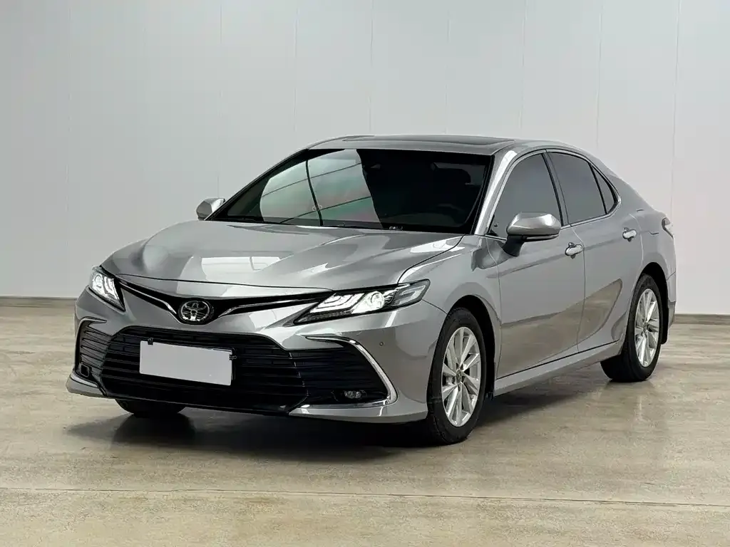 Toyota Camry — фото 1