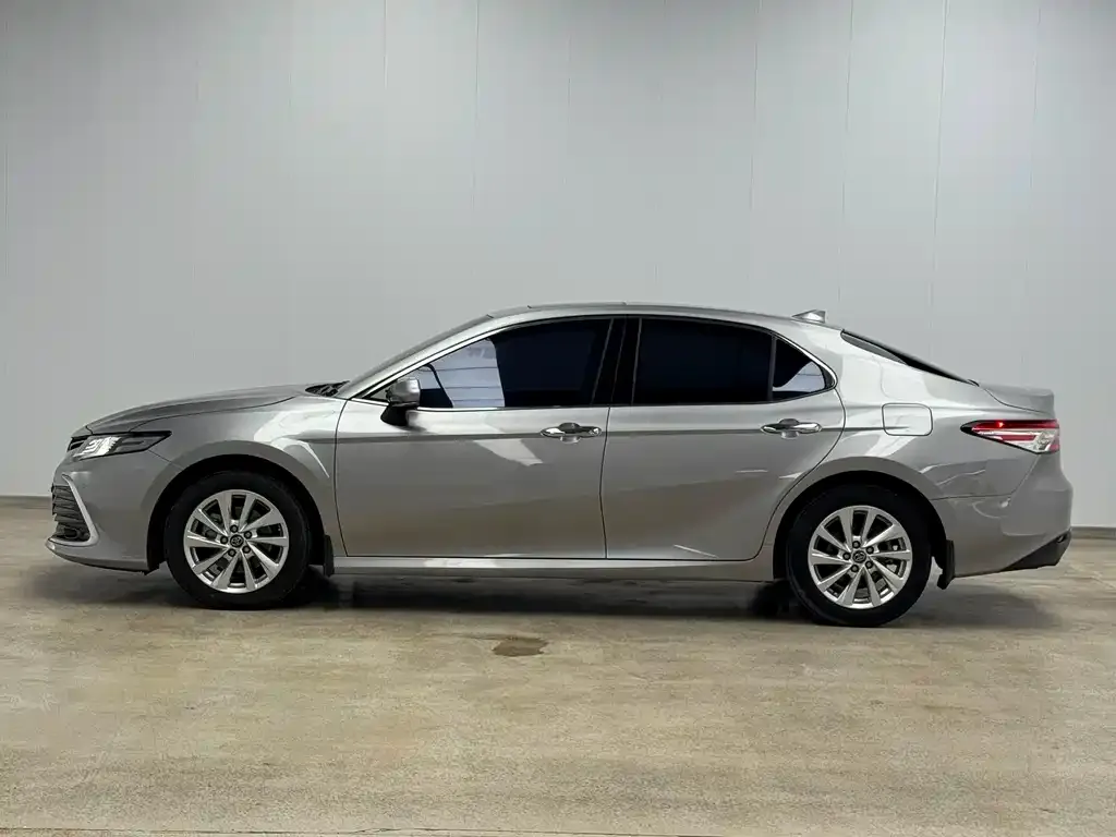 Toyota Camry — фото 4