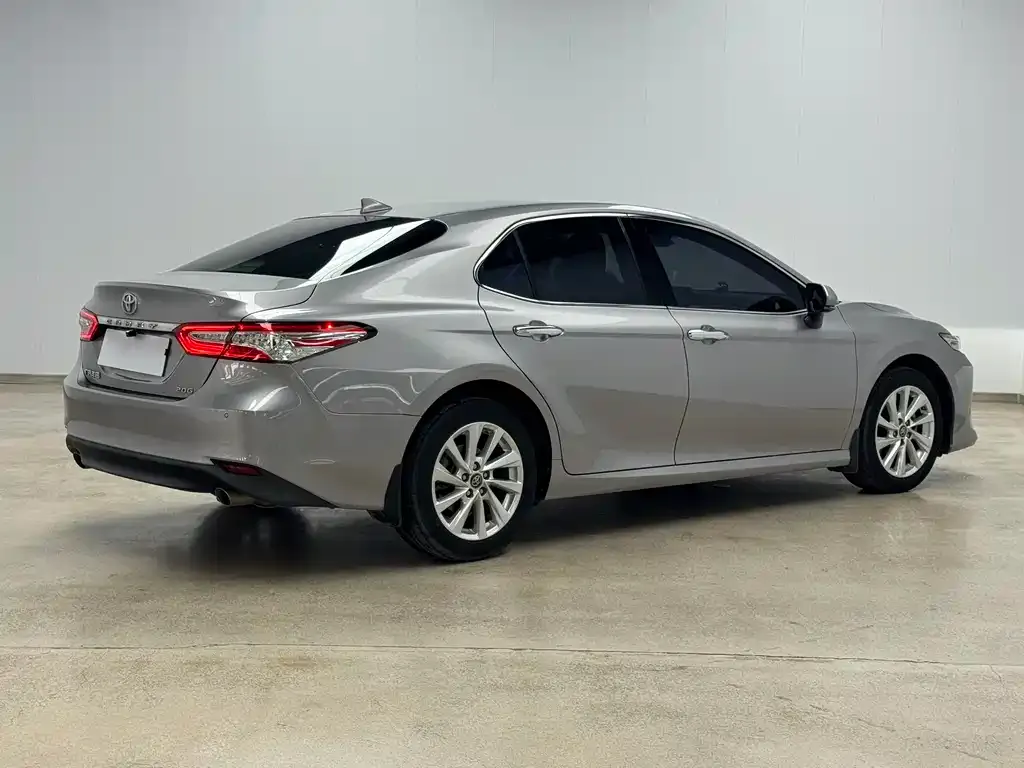 Toyota Camry — фото 7