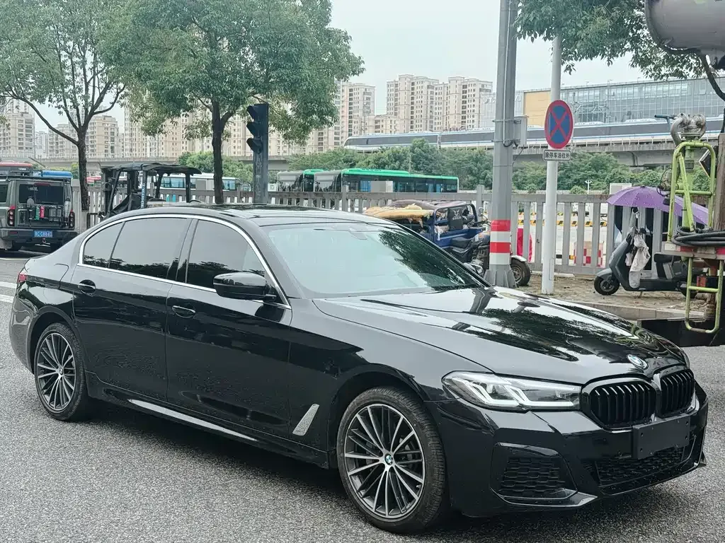 BMW 5 Series — фото 1