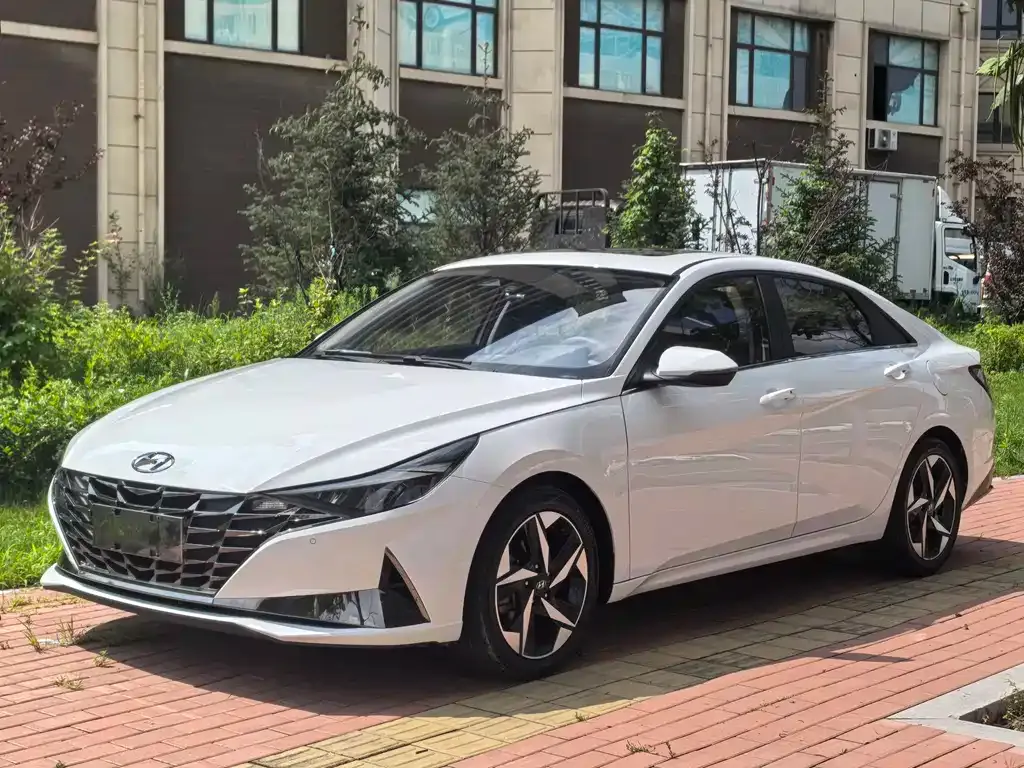 Hyundai Elantra — фото 1
