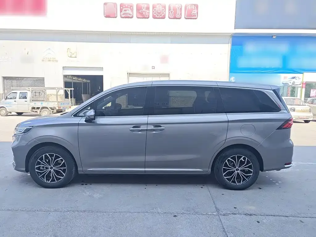 Roewe iMAX8 New Energy — фото 9