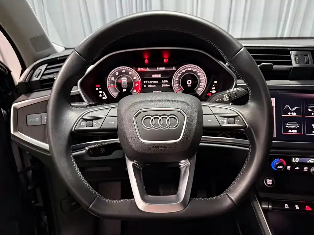 Audi Q3 — фото 10