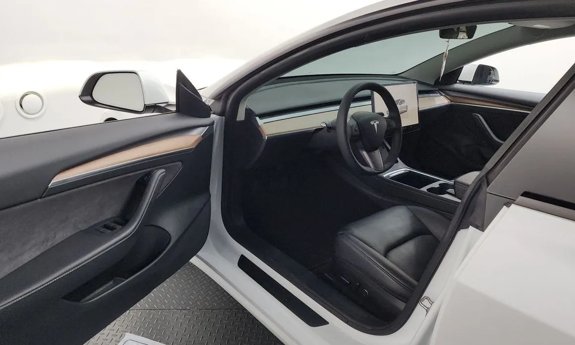 Tesla Model 3 — фото 7