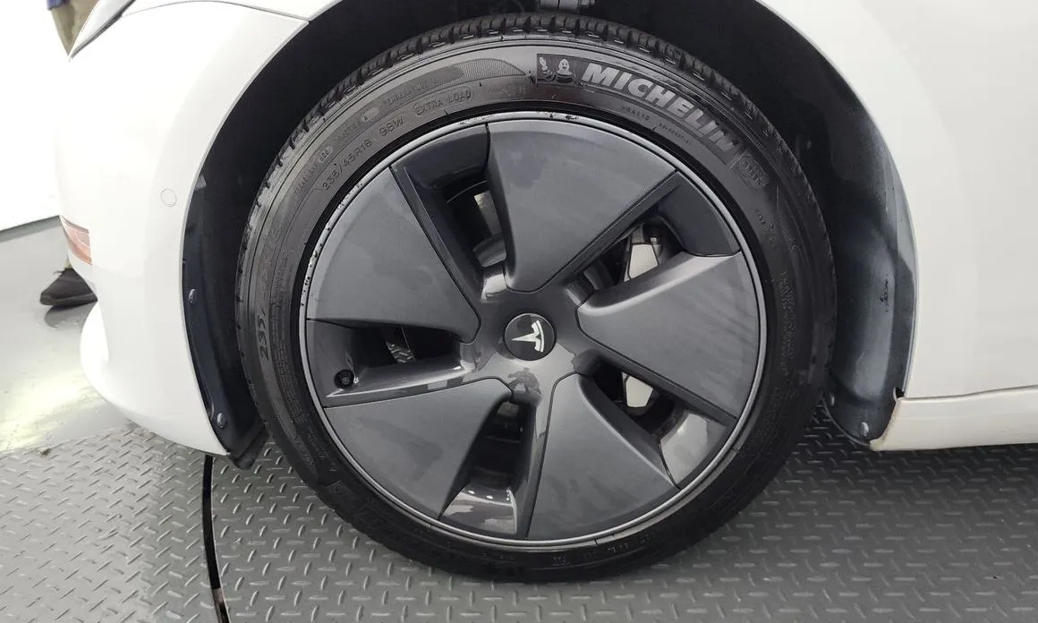 Tesla Model 3 — фото 10