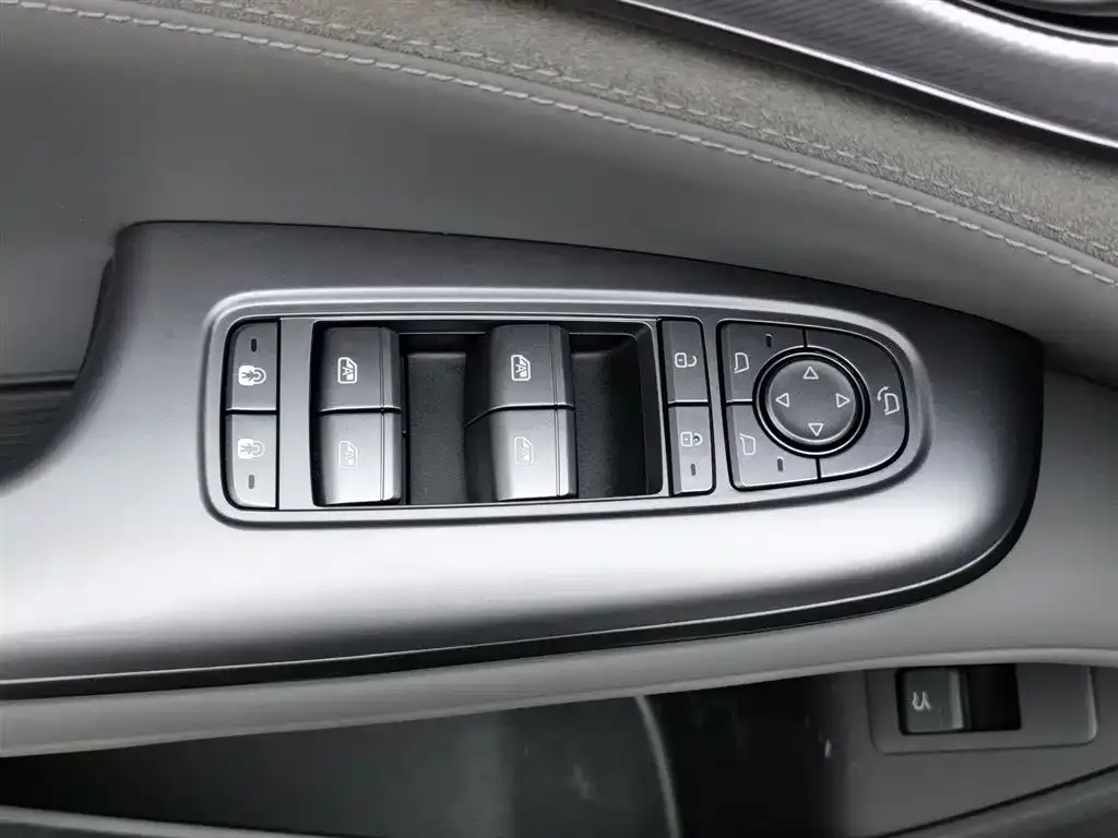 BYD Seal 07 DM-i — фото 10