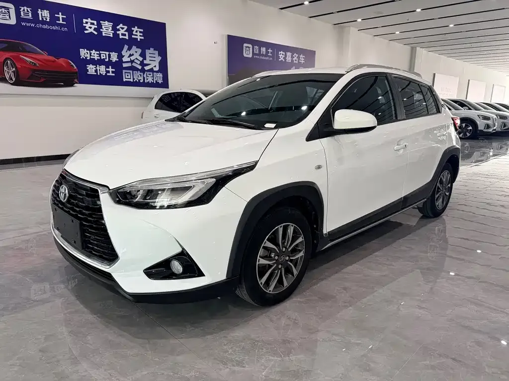 Toyota Yaris L — фото 1