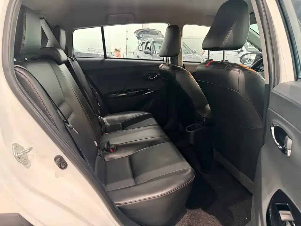 Toyota Yaris L — фото 8