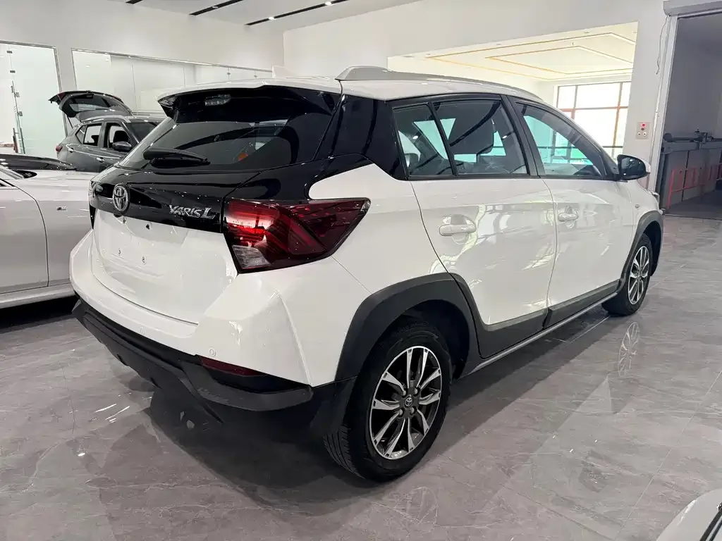 Toyota Yaris L — фото 2