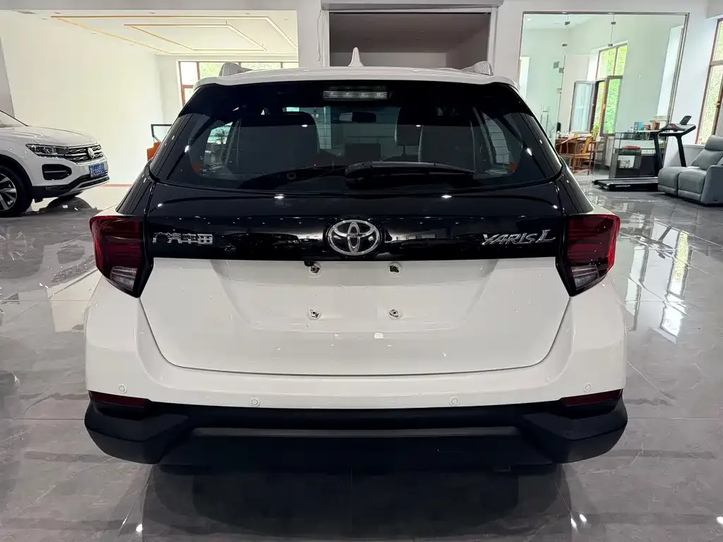 Toyota Yaris L — фото 5