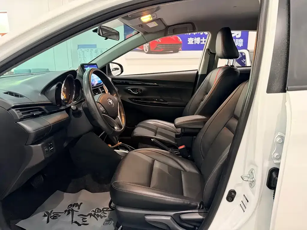 Toyota Yaris L — фото 7