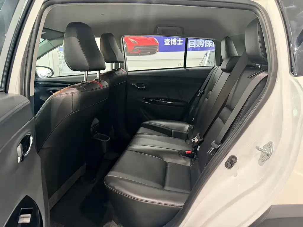 Toyota Yaris L — фото 10