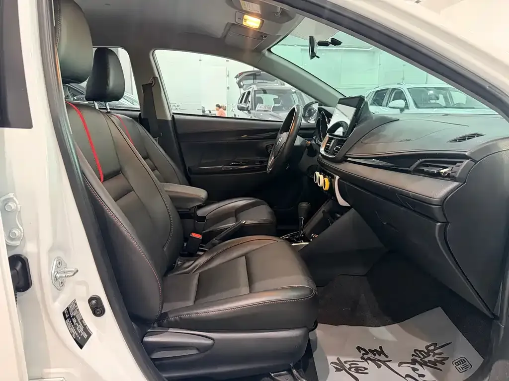 Toyota Yaris L — фото 3