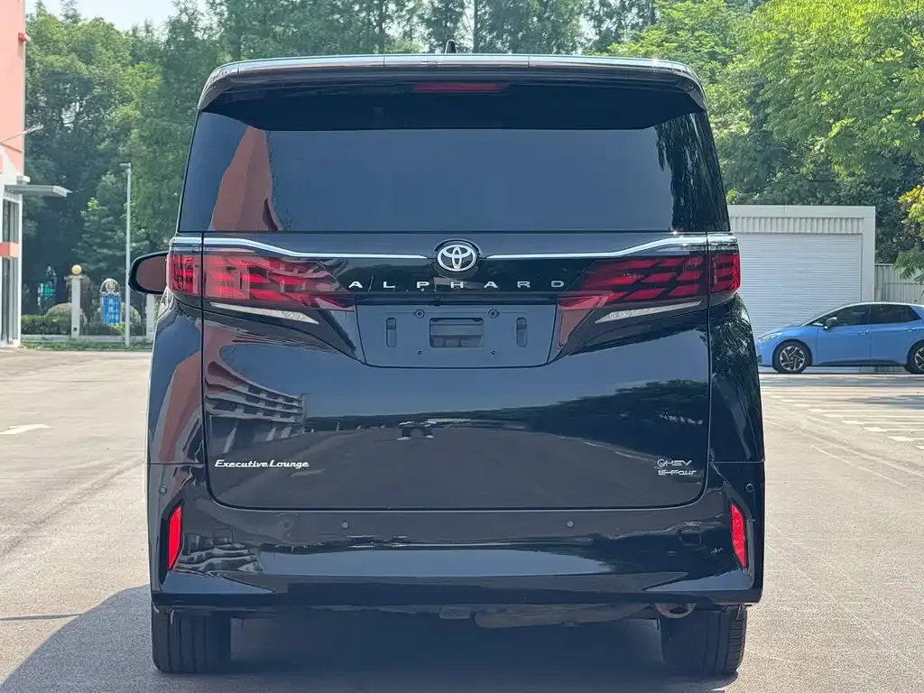 Toyota Alphard — фото 4