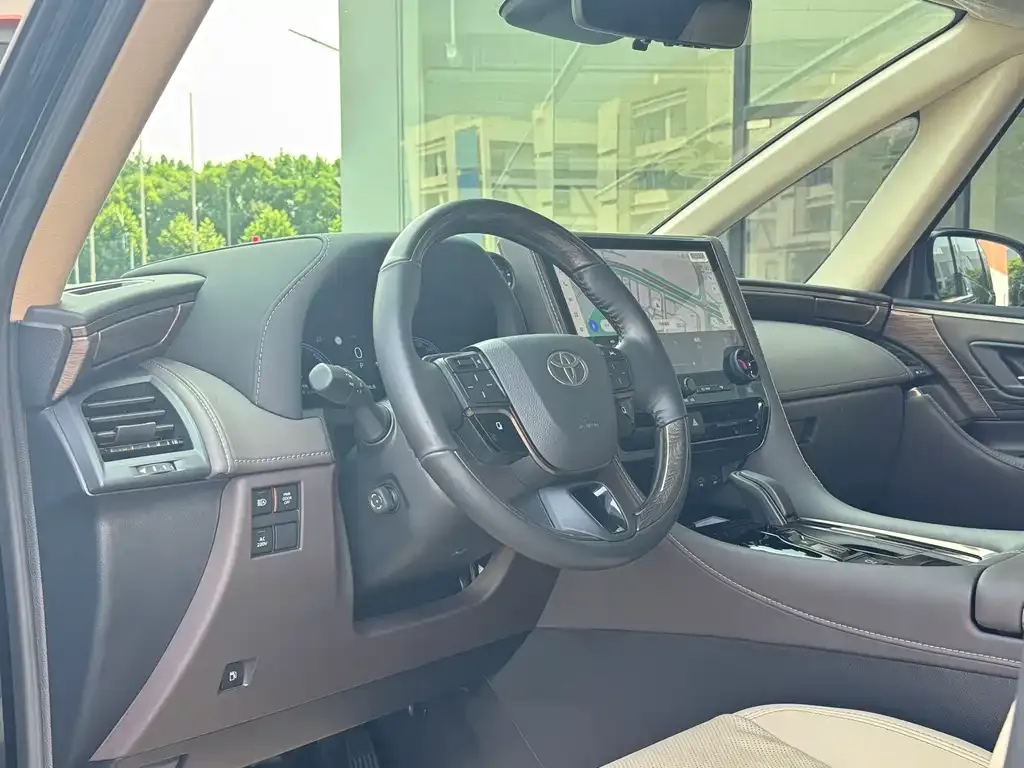 Toyota Alphard — фото 10