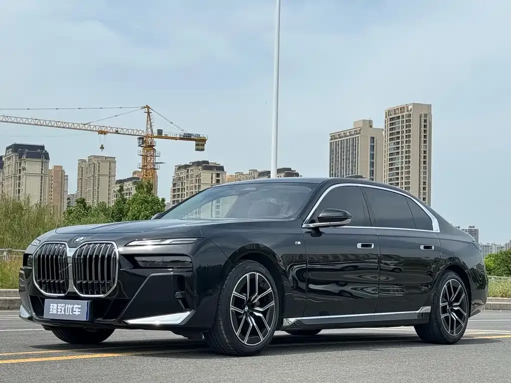 BMW 7 Series — фото 1