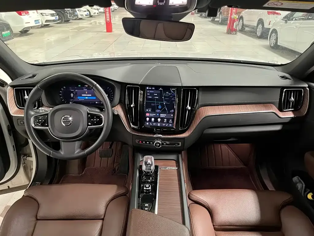 Volvo XC60 — фото 10