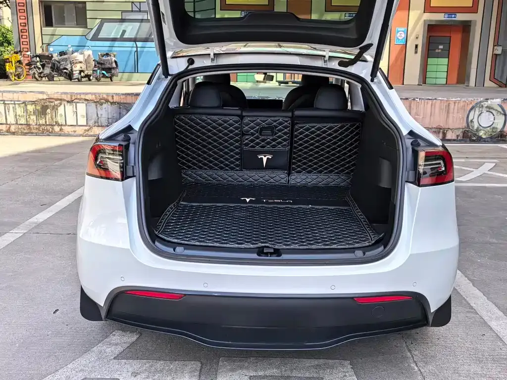 Tesla Model Y — фото 9