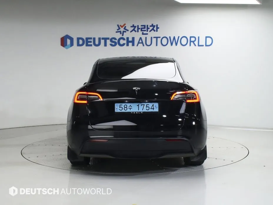 Tesla Model Y — фото 10