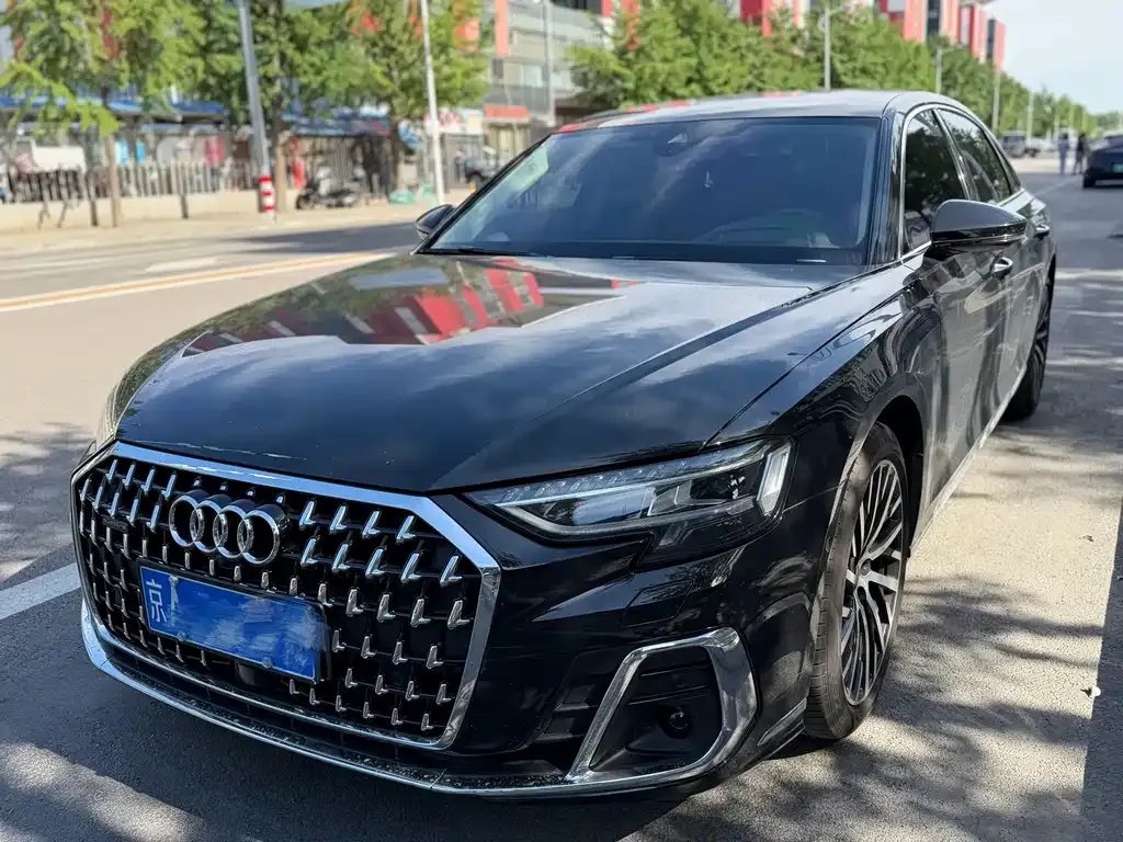 Audi A8 — фото 1