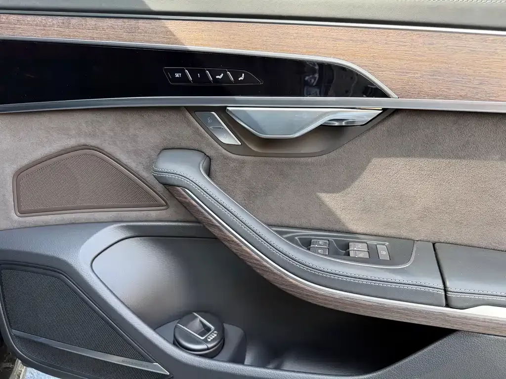 Audi A8 — фото 5