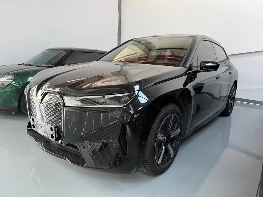 BMW iX — фото 1