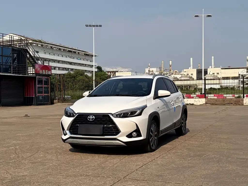 Toyota Yaris L — фото 1