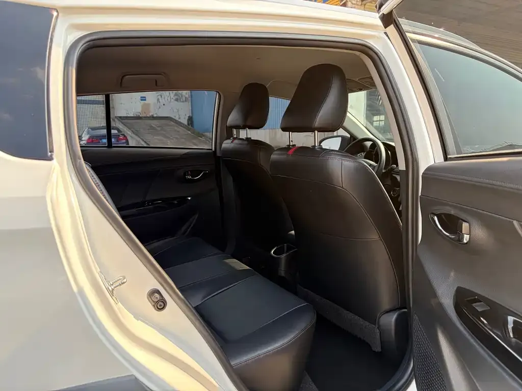 Toyota Yaris L — фото 4