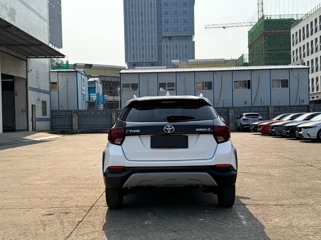 Toyota Yaris L — фото 3