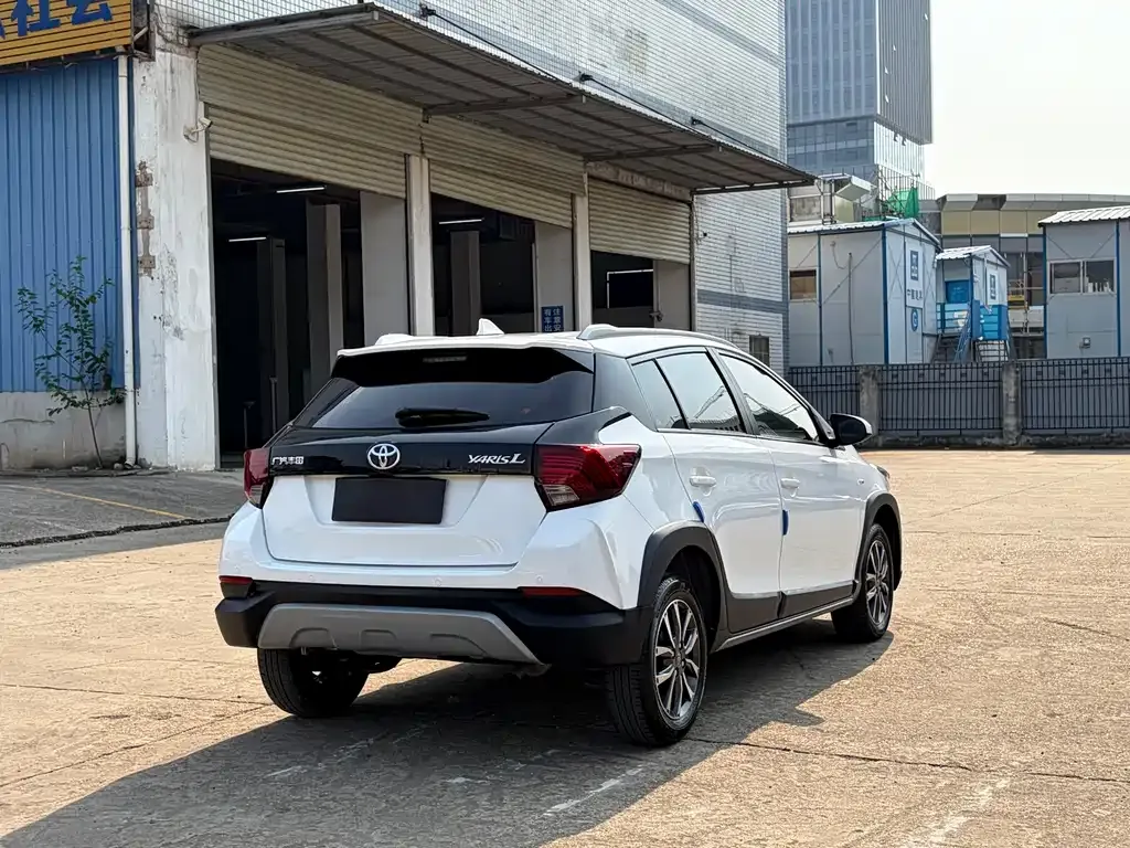 Toyota Yaris L — фото 8